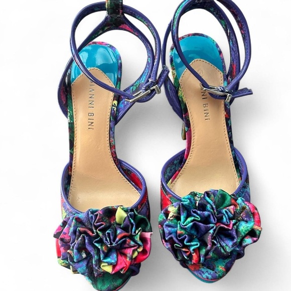 Gianni Bini Watercolor Platform Heels • Ruffle Peep Toe • Size 7.5 - Picture 5 of 9